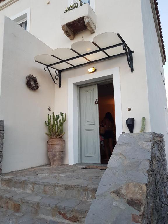 Almyra Kythera room 6